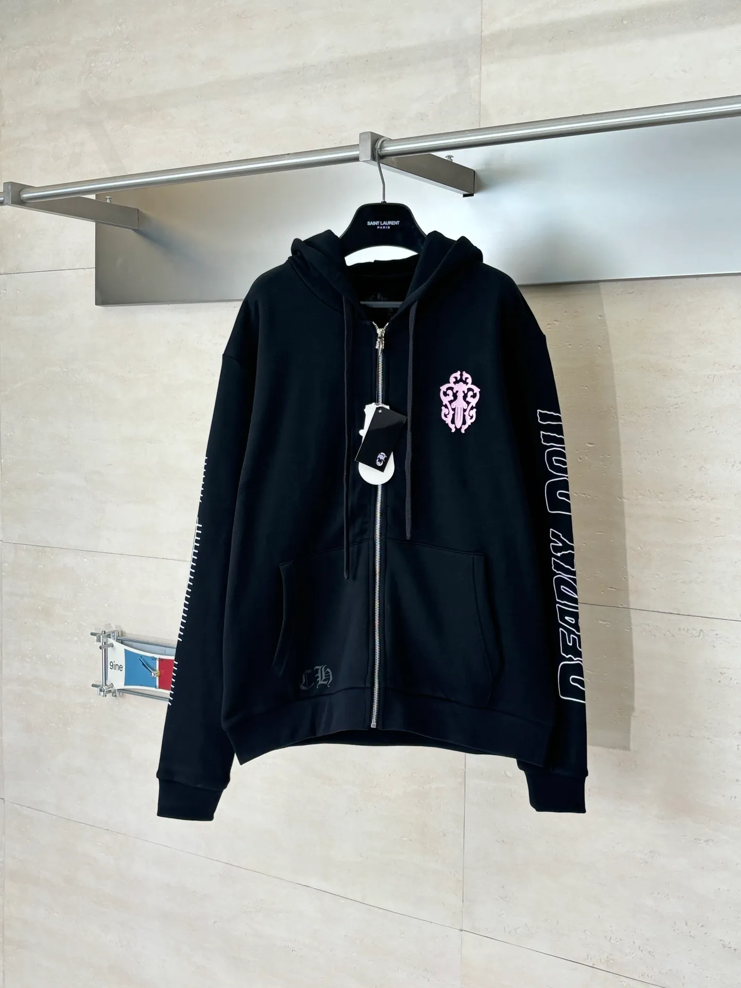 P460 Chrome Heart*/Chrome Heart Ch character Sanskrit printed zipper hooded sweatshirt is made of 80% cotton + 20% polyester blended fabric. The fabric is woven with 32-count base yarn and 10-count veil. The weight reaches 330 grams. It combines the skin-friendly breathability of cotton fiber and the anti-wrinkle stiffness of polyester. The weight is sufficient to bring good drape and wearing texture. Size: S/M/L/XL